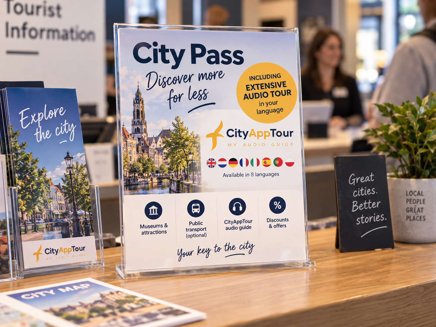 Een City Pass-display met de audiogids van CityAppTour op de balie van een VVV-kantoor.