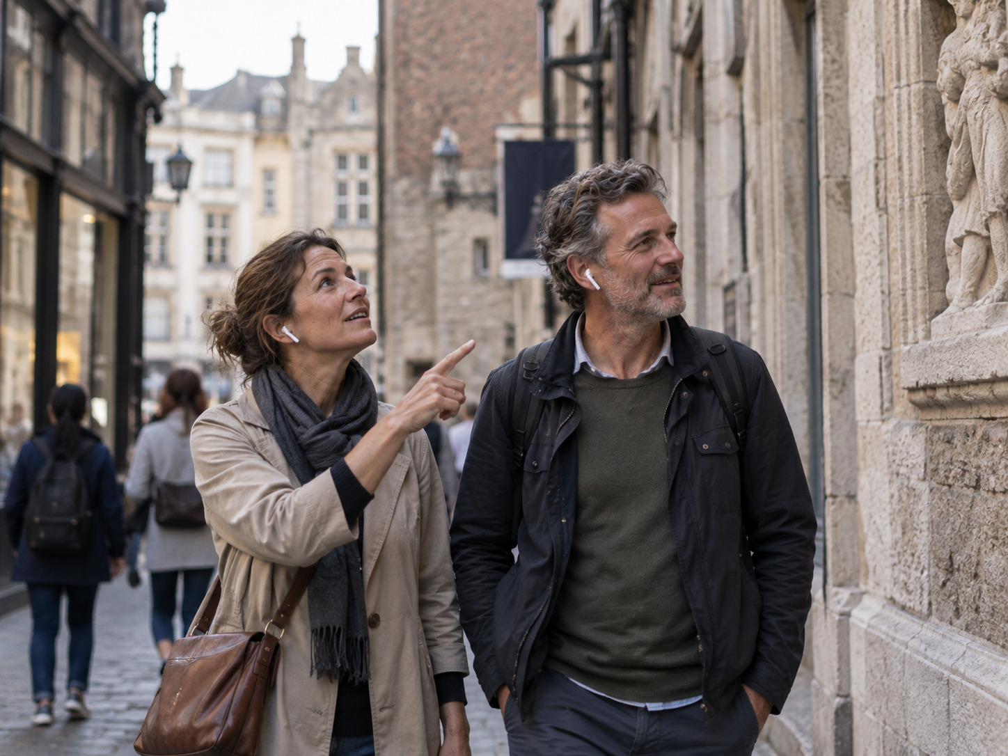Een stel met oordopjes verkent een historische Europese stadsstraat en volgt de audiotour op hun telefoon.